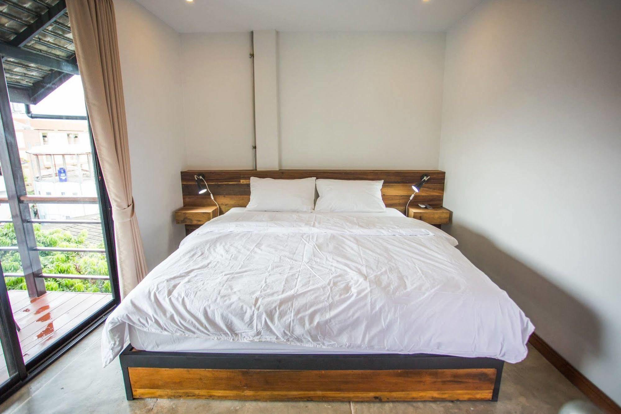 The Arak Bed, Bar And Hostel Chiang Mai Extérieur photo